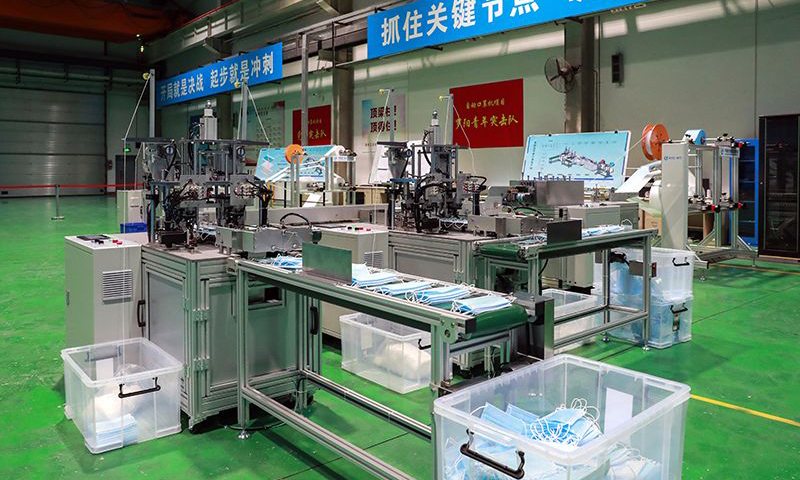 此前，航空工業研制的壓條機已交付各地防護服生產企業使用。兩型產品將按照穩定市場、平抑物價的央企擔當投放市場，緩解疫情期間醫療防護用品緊缺狀況，為國家公共醫療產能儲備力量。此次緊急任務，航空工業所屬多家單位參與，分布在6個省的14家單位的近800名研產人員全力投入研產工作。圖為“1出2型”高端型全自動口罩機。