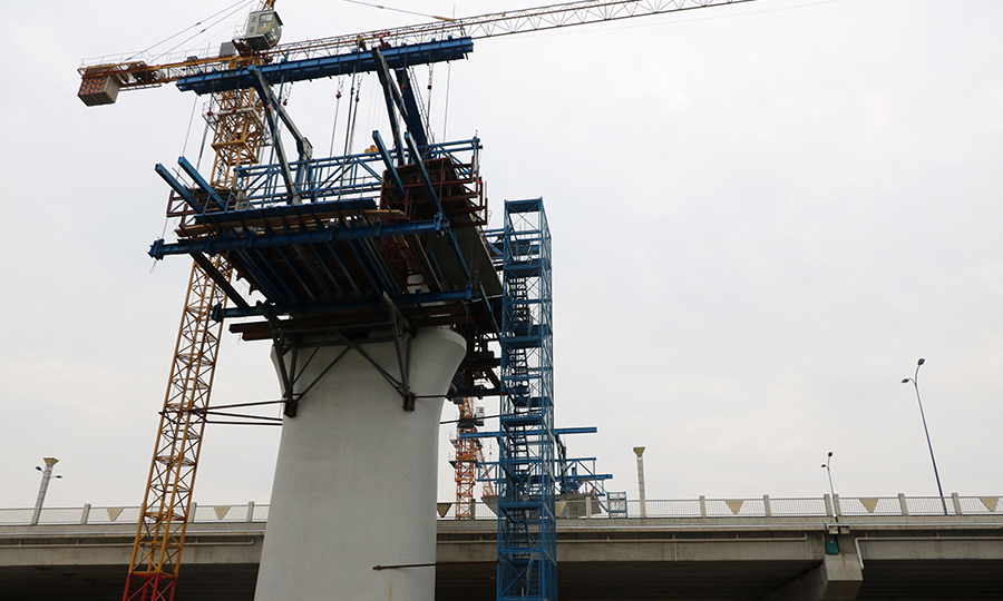 圖為正在進行連續梁施工的南沿江城際鐵路跨滬寧城際鐵路特大橋。