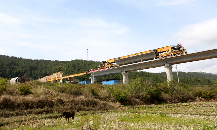 贛深鐵路是我國“八縱八橫“高速鐵路網的重要組成部分，對緩解京九鐵路運能緊張、完善粵港澳大灣區的鐵路交通網、落實國家“中部崛起計劃”“贛閩粵原中央蘇區振興發展規劃”戰略意義重大。建成通車后，將成為廣東又一條陸上出省通道，結束了河源不通高鐵的歷史，實現廣東“市市通高鐵”的目標。圖為運輸箱梁。 (蔡如錦 攝)