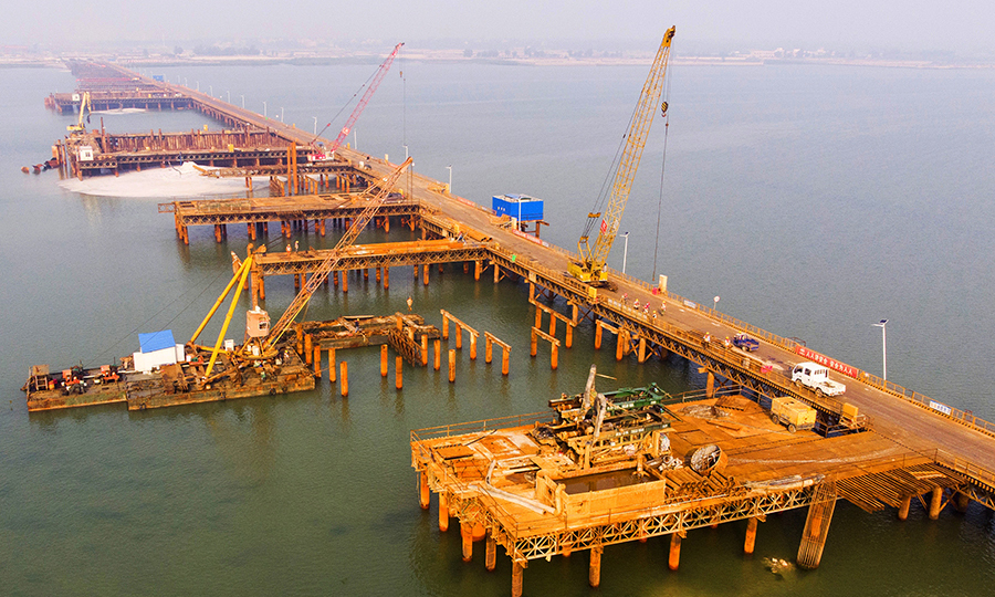 據了解，西村港跨海大橋建成后將連通北海市銀灘新城和海洋新城，對北海市建設國家海洋經濟創新發展示范城市具有重大意義。圖為跨海大橋正在施工。
