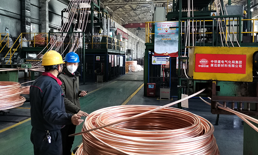 康遠公司獲批復工當日，99名首批獲準返崗人員按時到崗，車間設備正常運轉投產，到崗人員逐步開始24小時倒班，努力恢復產能，力爭奪回失去的生產時間。圖為全國五一勞動獎章獲得者、熔煉班組長孫小清（左一）與熔煉黨員先鋒崗帶頭人確定生產安排。