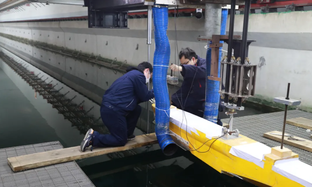 針對重點項目試驗臺試驗設備的研制，航空工業特飛所試驗人員利用網絡讓異地和隔離技術人員進行試驗設備需求的前期消化，并同外協單位進行線上溝通，復工人員則分批分區通宵加班進行具體準備和調試工作，堅決守住研制節點。
