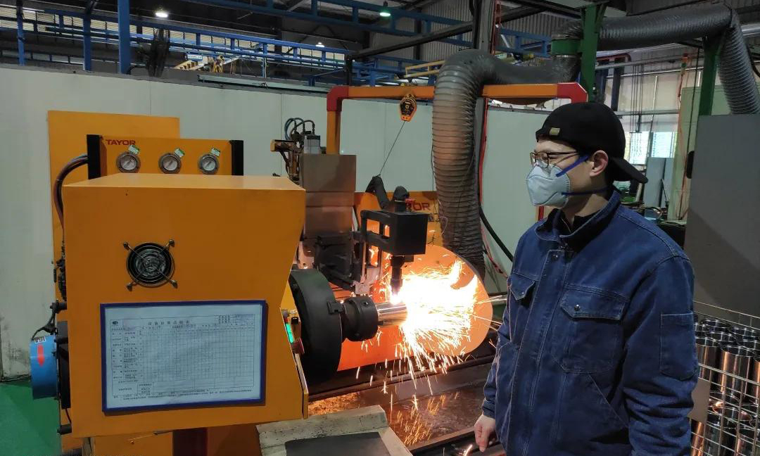 復工第一天，虎溪電機工作人員全力以赴保生產。