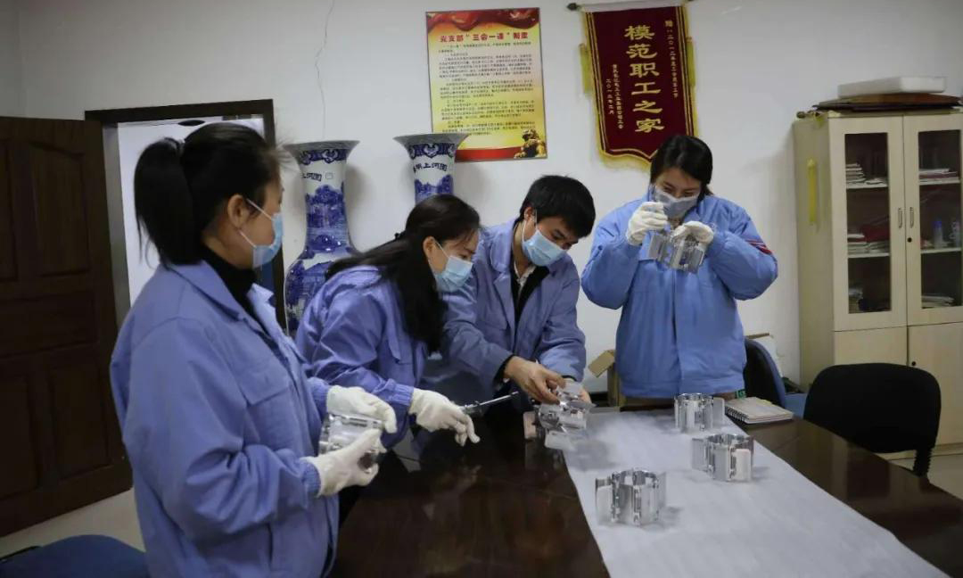 在戰“疫”中，長江電工的工作人員雖然不能做最美逆行者，但每個人都努力做好自己分內的工作。