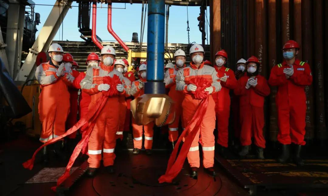 渤中19-6大型整裝凝析氣田是我國東部第一個大型、整裝、高產、特高含凝析油的凝析氣田，是全球儲量最大的變質巖凝析氣田，為油型盆地天然氣勘探打開了新局面。本次試驗區共布置8口開發井，其中包括7口生產井和1口注水井，生產井平均井深達5170米以上，創渤海油田開發項目紀錄。試驗區油田建成后，預計高峰年產氣3.3億立方米，高峰年產油30.2萬立方米。