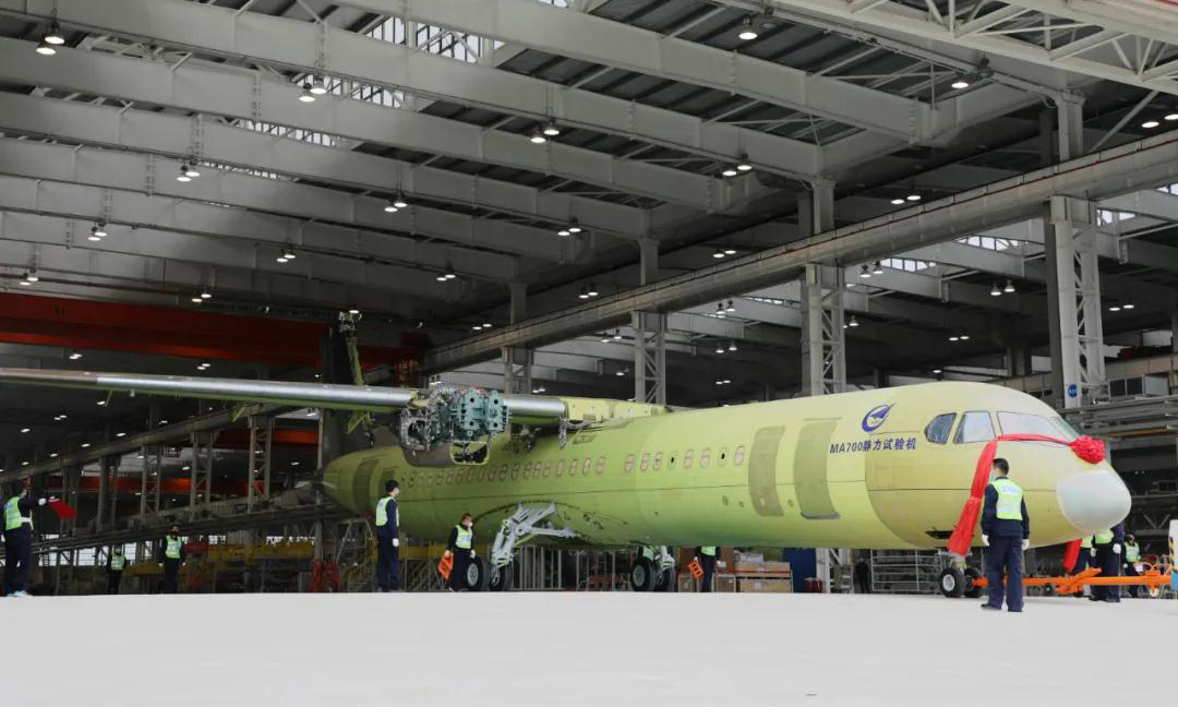 靜力試驗機的順利交付，標志著項目全機重點試驗即將全面展開，項目研制進入到新階段。