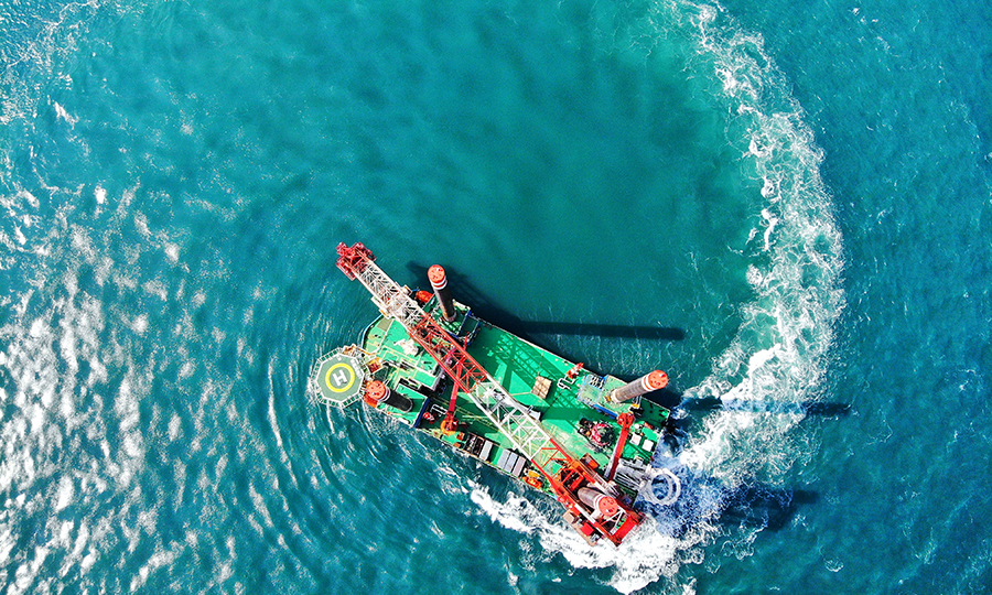 近日，中國鐵建港航局船舶公司“鐵建風電01”風電安裝船從江蘇啟東解纜離泊，歷經7天的航行，安全抵達陽江二號錨地，順利完成首航，實現人機磨合，成功檢驗了船舶綜合性能。圖為進行大回轉試驗。