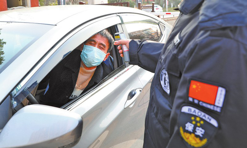 為了確保人員和生產安全，大峪口公司制訂了72小時駐廠值班制度。面對未知的風險，黨員干部主動申請留守，分析化驗中心硫酸化驗員鞏慶艷安頓好8歲的雙胞胎兒子，毅然穿上防酸服。當她結束三天三夜的輪值任務，看到在陽臺上迎接自己的老公和兒子，眼淚瞬間模糊了雙眼。圖為進廠人員接受體溫監測。