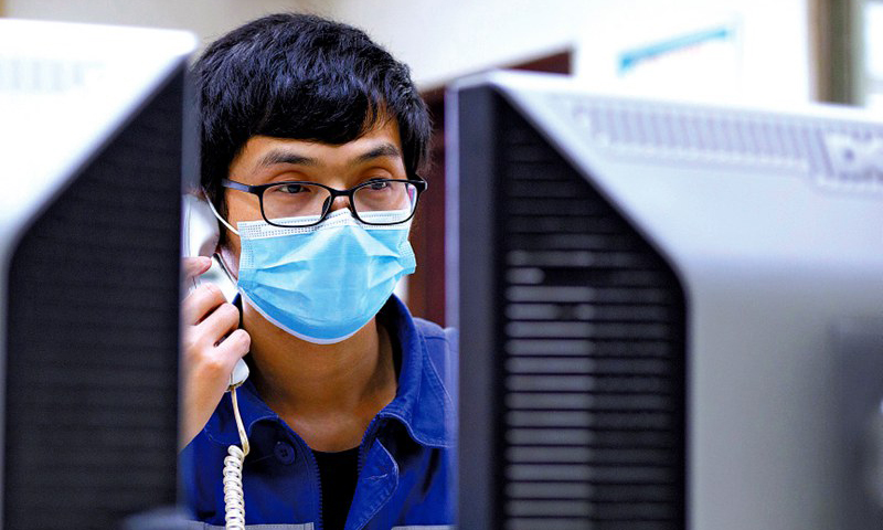 3月5日，復工復產方案獲批，大峪口公司各部門立刻行動起來，但面臨著新冠肺炎疫情形勢嚴峻和時值春耕產品需求量大的雙重挑戰。“兄弟姐妹們，春耕春播在即，萬千農民朋友都等著我們！”一句話在公司磷肥生產微信群里炸開了鍋，緊接著紛紛揚揚地傳來駐廠承諾書，50名職工收拾了簡單的行李，當天晚上10點進駐廠區。圖為中控操作員密切監控生產運行情況，保障復工復產科學高效。