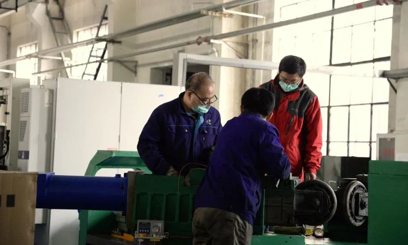 材料院多措并舉打出防疫復工“組合拳”，人體防護產業新簽訂3800件防彈頭盔產品合同；工程塑料產業通過抓產品開發轉化和新客戶拓展，實現銷售收入逆勢增長76.47%；工藝裝備完成分步壓藥機主機、配套設施、上料系統及電器控制系統等15臺套設備交付工作；數控三輪旋壓機實現訂貨2臺套，合同額近500萬元。