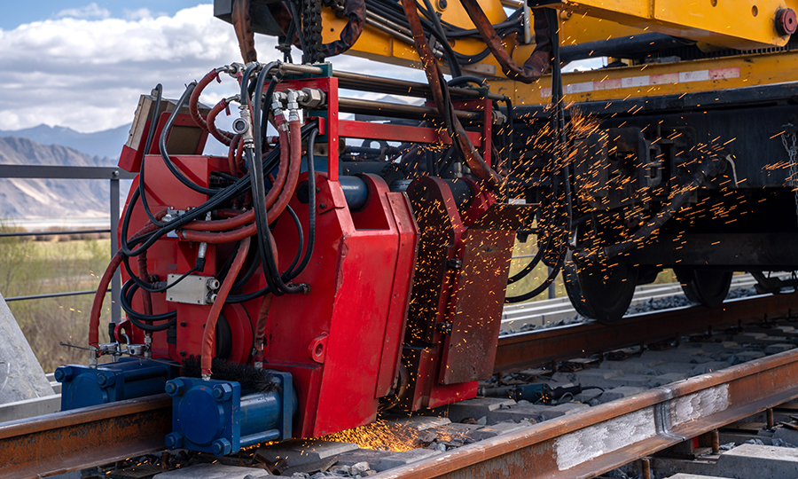 受到疫情影響，拉林鐵路的鋪架工期被壓縮，為確保安全穩妥盡快復工，項目部密切與各方聯系，細化完善疫情防控、員工返工、生產計劃，應急物資、應急措施等工作方案，加強職工健康監測，完善相關設施設備，提前備足衛生防護用品，并定期組織開展環境衛生整治和重點場所消毒，把復工復產的各項防控疫情和服務保障措施全面落實落細，做到防疫、復產兩不誤。圖為拉林鐵路首次無縫線路焊接現場。（丁慶濱 攝）