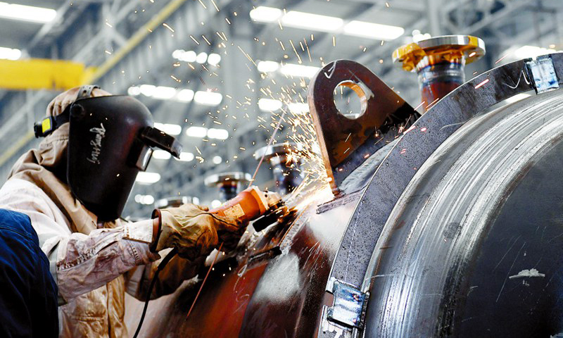 圖為曹妃甸6-4項目施工現場，一名焊工正在進行焊后雕琢，以保產品質量。