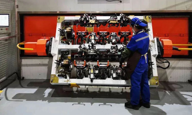 兵器工業集團凌云集團所屬有關企業一季度生產經營逆勢上揚，實現開門紅。凌云股份長春分公司主營業務收入同比增長20.04%，長春亞大汽車管路公司主營業務收入同比增長34%；上海凌云科技公司、江蘇凌云儀征公司、凌云股份寧德分公司先后中標通用、上汽大眾等7個新項目，上海凌云科技公司助力沈陽凌云瓦達沙夫公司中標通用2個項目。