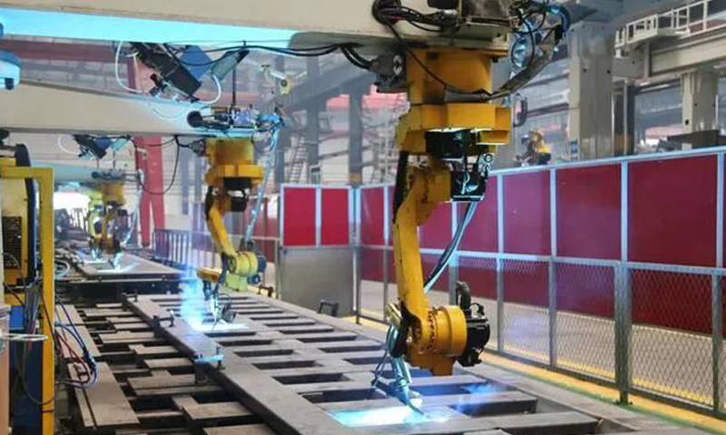 兵器工業集團東北工業集團蓬翔公司一季度主導產品重卡車橋產量創出日產量歷史新高，總產量比去年同期增長29.4%，客戶訂單全部按時交付，專用車的產能達到每月600輛，礦用車的產能達到每月100輛，跑出了復工復產的“加速度”。