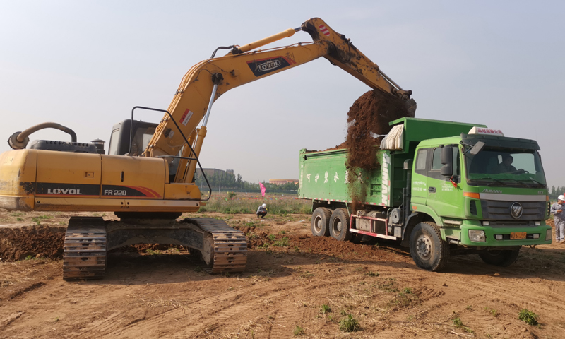 中國化學工程太陽能“光熱+”綜合開發示范項目一期工程位于河北省邯鄲市漳河經濟開發區，是輻射邯鄲周邊500公里區域的中原全天候四季型+一站式的生態旅游休閑度假區。圖為項目施工現場。