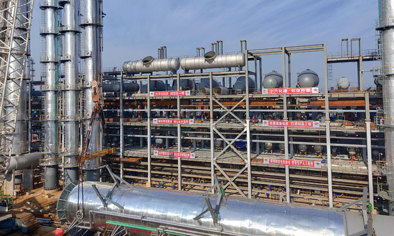 中國化學工程湖北三寧乙二醇項目乙二醇片區凈化片區包四標段的安裝施工總承包工程由中國化學工程所屬十六公司承建。圖為吊裝現場。
