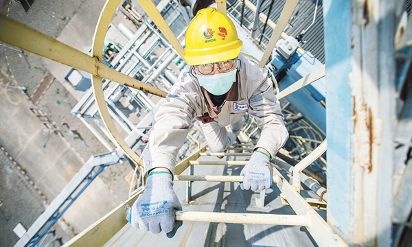 4月29日，惠州石化石化部的一名操作工手拿巡檢“三樣寶”，挎著工具包穿梭在裝置現場。裝置正在進行焚燒爐的爐磚更換，他沿著爐頂攀登進狹窄的焚燒爐內，檢測、拆卸、回裝……