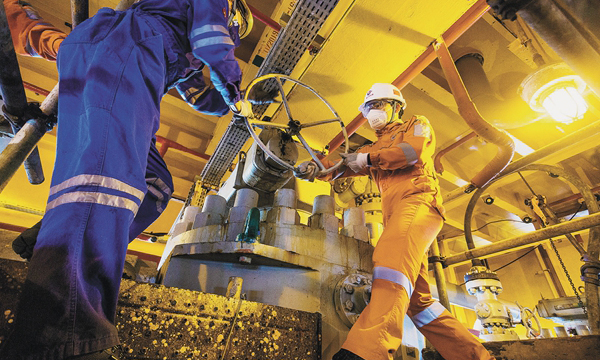 4月30日，崖城13-1氣田員工堅守海上平臺，與陵水17-2氣田接入現役設施改造項目施工團隊共同推進氣田工藝流程改造工作。圖為作業人員合力開啟閥門。