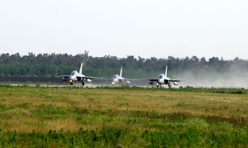 轉場準備過程中，面對飛機成附件配套、可飛天氣少等困難，洪都積極謀劃，在保證安全保密的前提下，采用視頻協調等方式，想方設法把因疫情耽誤的時間搶回來，確保飛機優質高效交付。