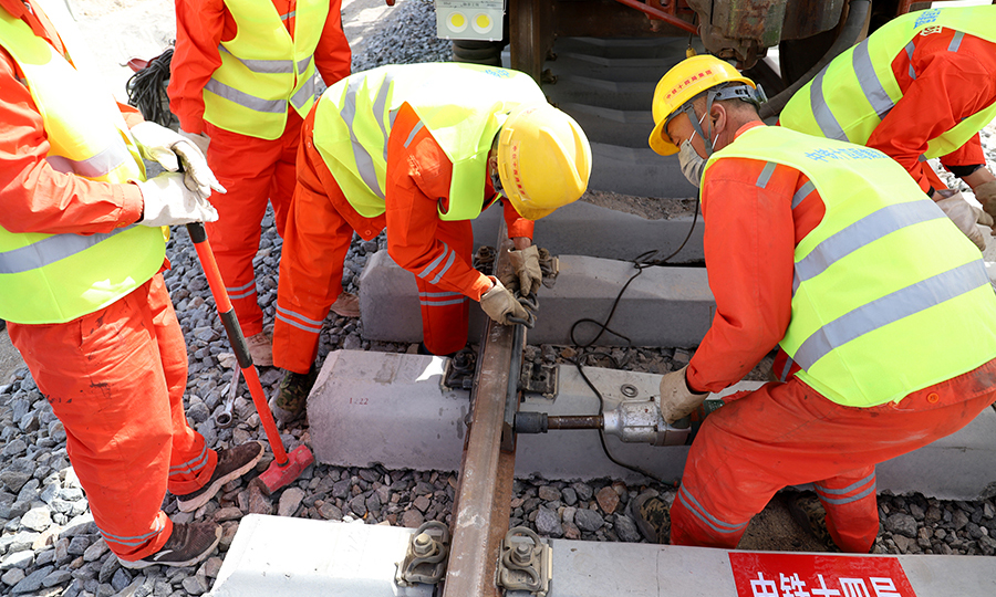 2020年3月初，中鐵十四局統籌抓好疫情防控和復工復產，采取“點對點”包車的方式組織人員返崗復工，做好物資存儲和設備進場等各項工作，迅速恢復施工生產，確保了鋪軌目標的順利實現。圖為鋼軌連接。
