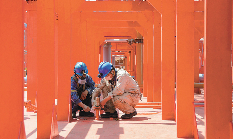 未來陸豐油田群將有更多的新油田接入，石油花“盛開”南海的基業長青不老。圖為“海洋石油121”啟航前，船廠施工人員調試儀表。