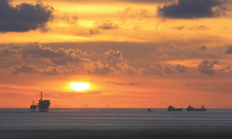 “‘南海盛開’號最后一次外輸作業結束，完成歷史使命，全體船員向陸豐油田作業區告別。”4月25日，老船長何慶培通過海事電話與陸豐13-2平臺總監盧世忠依依惜別。“南海盛開”號堅守陸豐油田海域的近9500天里，3000多萬立方米、760船次原油從這里輸出，一部分出口至日本，更多的輸送至我國沿海各地，化為工業血液。圖為“南海盛開”號（右）最后一船原油提油作業。