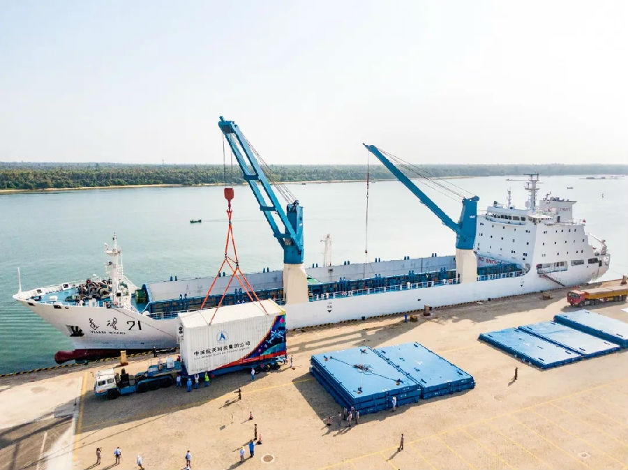 載有長五B火箭的船只停靠文昌清瀾港。（鄧燁晨 攝）