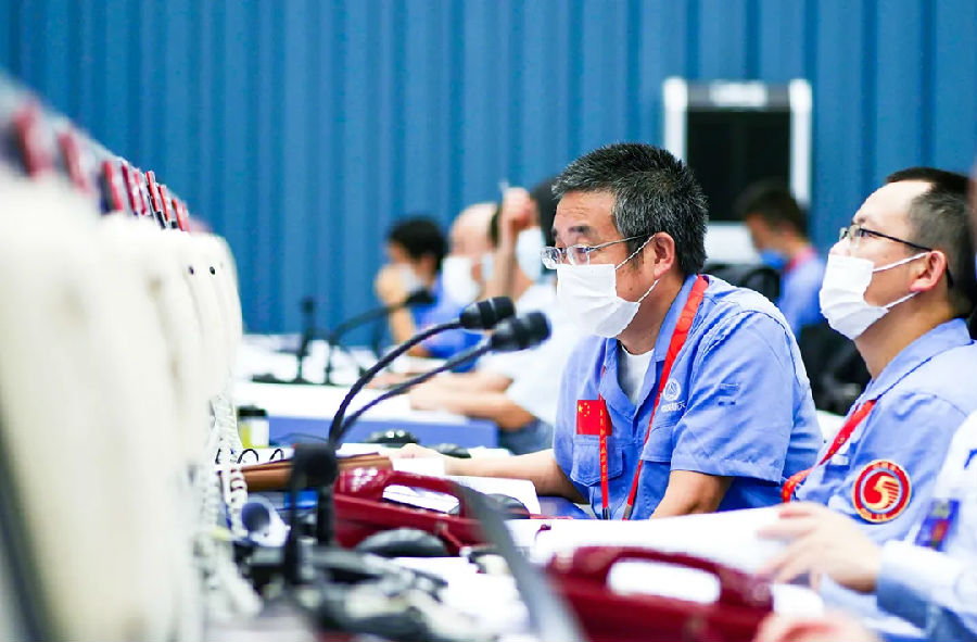 長五B火箭總設計師李東在指揮大廳工作現場。（宿東 攝）