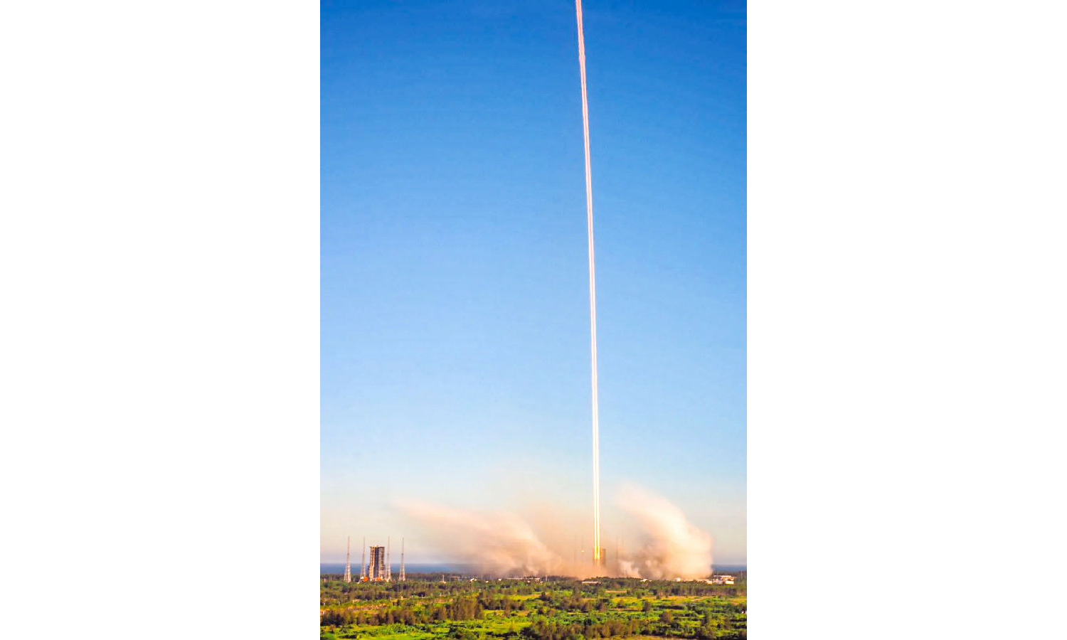 長五B火箭發射時一飛沖天的軌跡。（宿東 攝）