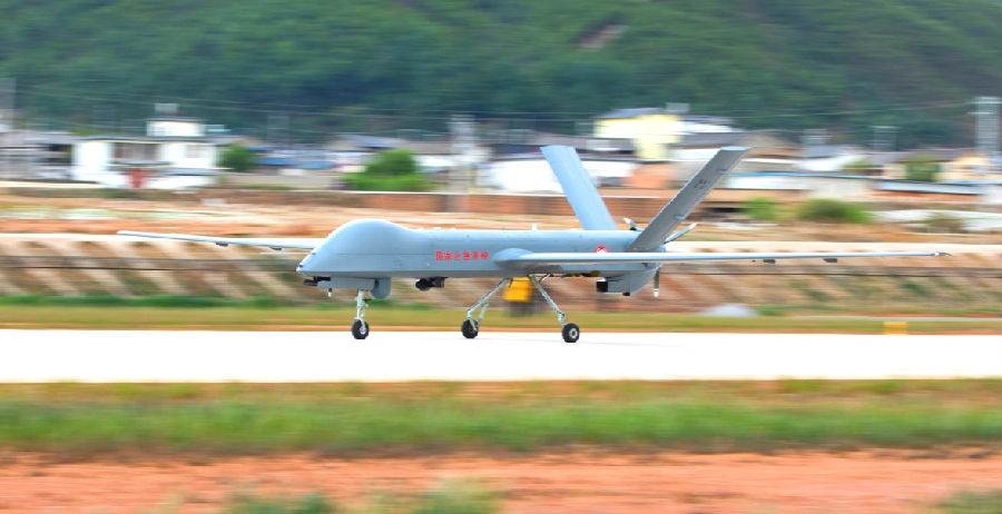 5月12日，在第12個全國防災減災日當天，中國航天科技集團有限公司十一院彩虹公司國家應急測繪項目團隊完成西南地區彩虹-4無人機首次全狀態飛行演示。此次演示檢驗了彩虹-4無人機在航空應急測繪系統建設的成果，發揮出新技術裝備在應急測繪保障、自然資源管理和促進高質量發展中的作用。圖為彩虹-4 無人機在西南地區開展全狀態飛行演示之前，進行兩地驗收及首飛演示暨試運行。