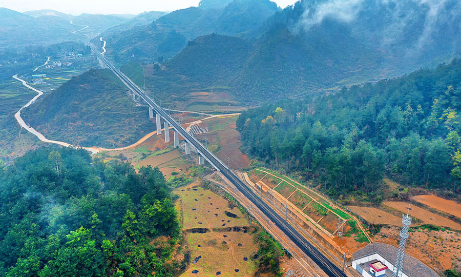 日前，由中國鐵建所屬中鐵二十局投資建設和運營管理的我國第一個以PPP模式建設的地方鐵路——甕馬鐵路通過靜態驗收。該鐵路全長72.595公里，投資近50億元，開通后將對完善區域鐵路網布局、有效降低沿線運輸成本、促進地區經濟社會發展起到重要作用。圖為通過靜態驗收的甕馬鐵路。（雷鳴 攝）