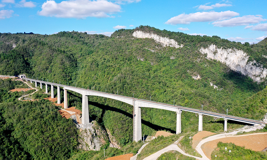 圖為中鐵二十局承建的甕馬鐵路背后河特大橋。