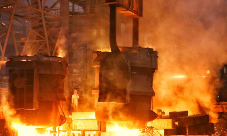 圖為生產中的大型鑄件。