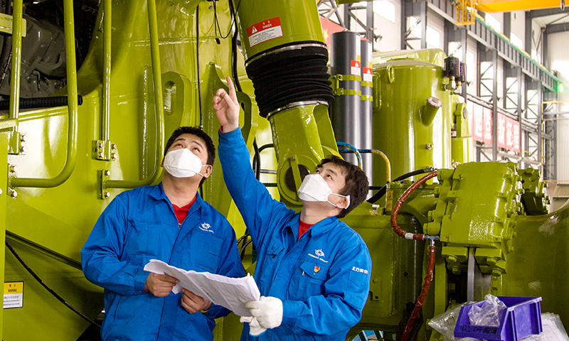 圖為北重集團北方股份一線員工趕制生產進度。（文/圖 郭新燕）