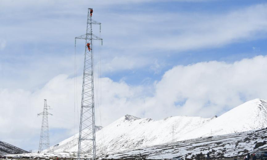 5月16日下午4時許，氣溫低至零攝氏度，在海拔4600米的理塘—下壩35千伏線路工程施工現場，電力建設者正攀附在鐵塔上加緊施工，天空卻突降大雪，風刀霜劍。