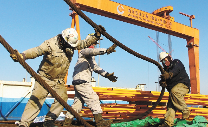 施工人員合力拖動繩索為接下來火炬臂吊裝做好準備。