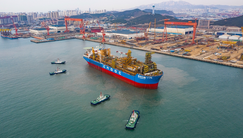 “海洋石油119”在4艘拖輪的精心護衛下，緩緩駛離青島場地碼頭，踏上1139海里的征程。未來，“海洋石油119”將化身護“花”使者，守護流花16-2油田群的盛放，助力推動我國海洋石油工業高質量發展。 圖為建成的“海洋石油119”停靠在青島場地碼頭。