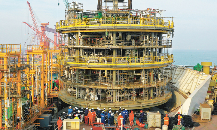“海洋石油119”FPSO（浮式生產儲卸油裝置），這個承載著中國海油深海油氣之夢的海上艦隊新成員，即將在這里啟航，駛向位于南海的我國首個自營整裝開發深水油田——流花16-2油田群。圖為“海洋石油119”單點系泊系統管匯平臺安裝現場。