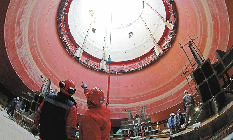 在這期間，流花16-2建造項目組克服新冠肺炎疫情的影響，攻克大型復雜單點毫米級高精度控制、超高精密滑環集成等建造施工難題，不僅確保各項質量指標超過項目質量目標要求，還提前40天完成單點集成工作。圖為船體月池內施工人員正在緊張地進行施工作業，為即將進行的單點吊裝做好準備。