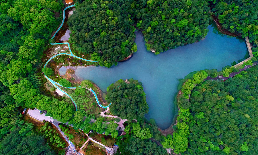 日前，重慶市縉云山黛湖生態公園正式開放迎客。開放前，中國鐵建所屬中鐵二十二局五公司開展了生態修復，通過整合黛湖沿線水系、山林與動植物資源，恢復濕地水文和生物多樣性，增加濕地植被覆蓋面積，為黛湖量身定制打造了“山地溪塘復合生態系統”的鐵建方案，喚醒了城市“綠肺”。圖為縉云山黛湖生態公園全景。