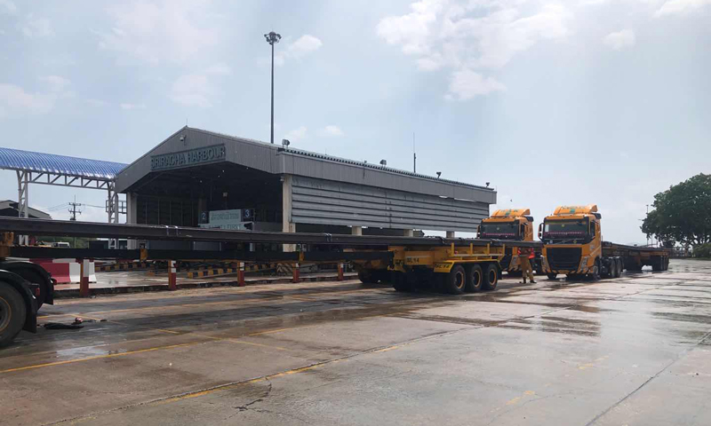 5月15日，中國鐵物軌道集團從天津港發運的8147噸鋼軌運抵泰國是拉差港中轉。目前，這批鋼軌通過陸運方式運至老撾萬象鋪軌基地。圖為鋼軌在泰國是拉差港轉運。