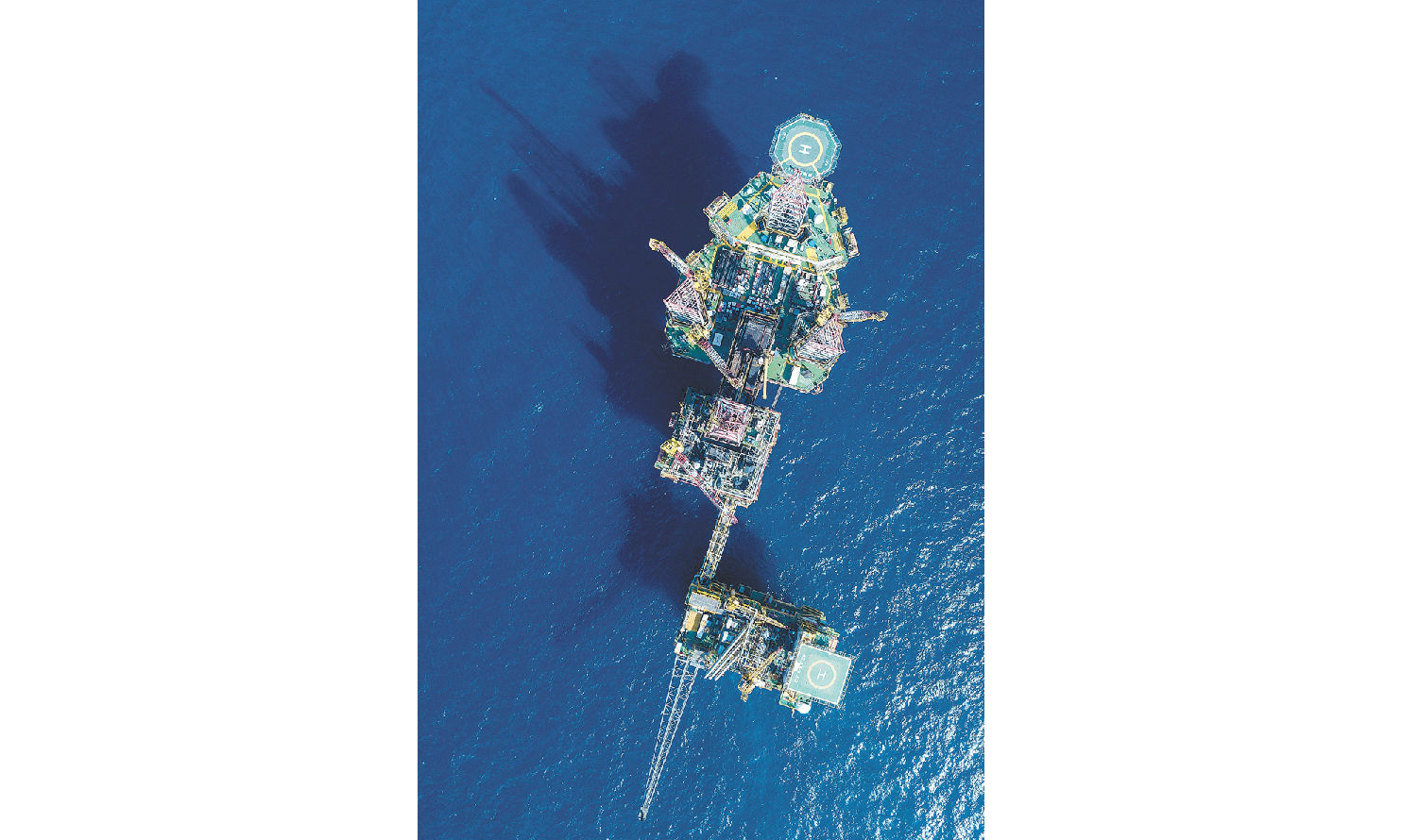 365天，24小時，無論哪一天，哪一刻，對“戰天斗浪”的海油硬漢來說，奮戰在增儲上產、保障國家能源安全一線的分分秒秒，都是生機勃勃的時刻。圖為4月16日，東方13-2氣田群東方1-1PRP調整井項目順利完鉆。