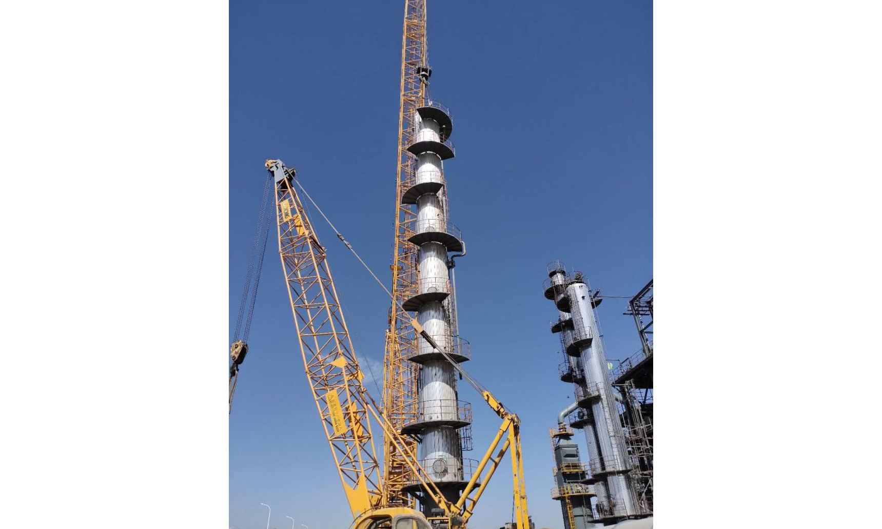 6月2日下午，由中國化學工程十一化建承建的寧夏潤豐項目最后一臺重41噸、高38米的T102穩定塔在預處理裝置區吊裝就位，標志著整個裝置區設備吊裝的完美收官，為下一步廠房的封頂和管道安裝創造了條件。