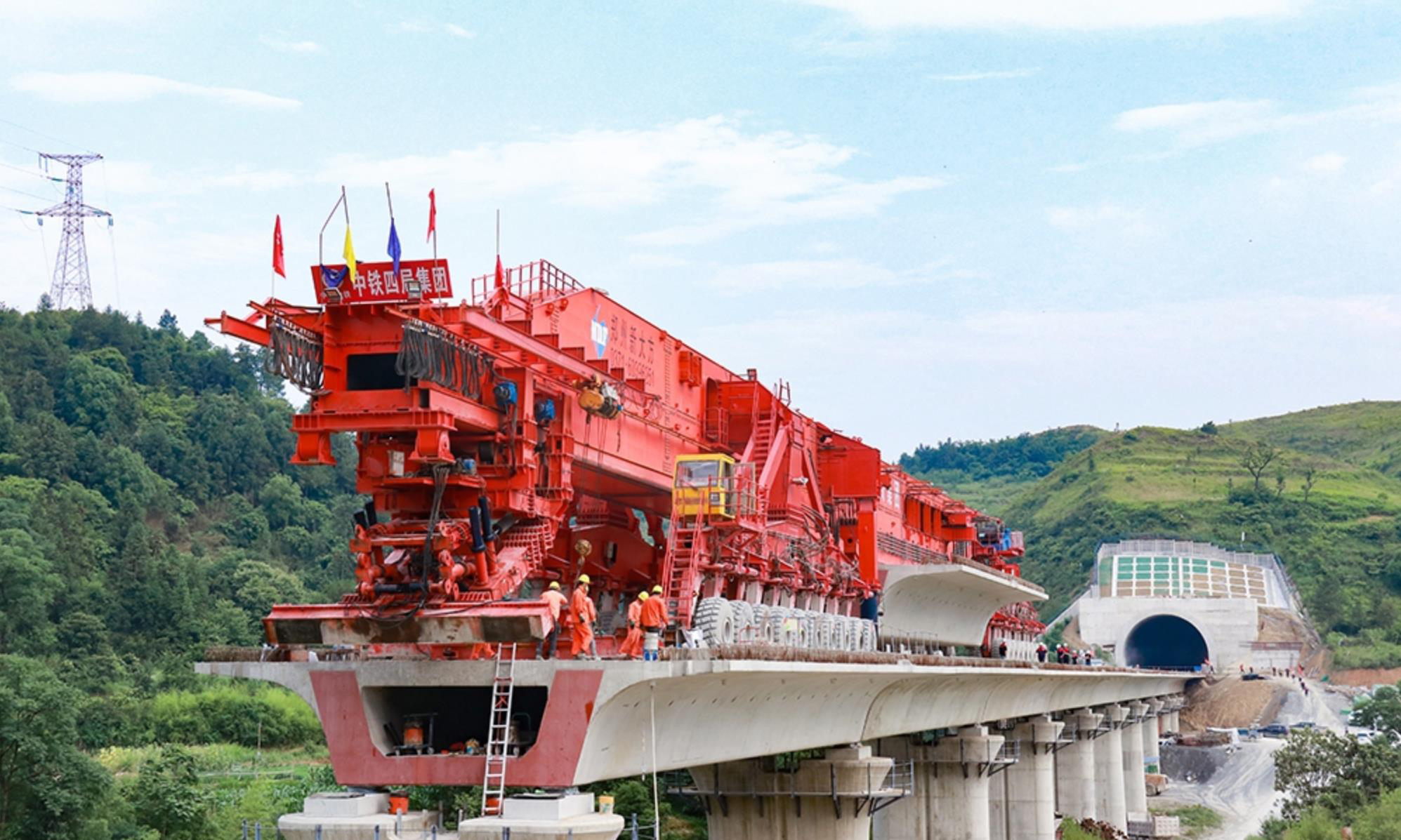 6月6日晚11時，隨著最后一片預制箱梁精準架設到肖家崗大橋橋墩上，標志著張吉懷鐵路張家界段221片預制箱梁全線完成架設，為張吉懷鐵路張家界段按期鋪軌打下堅實基礎。