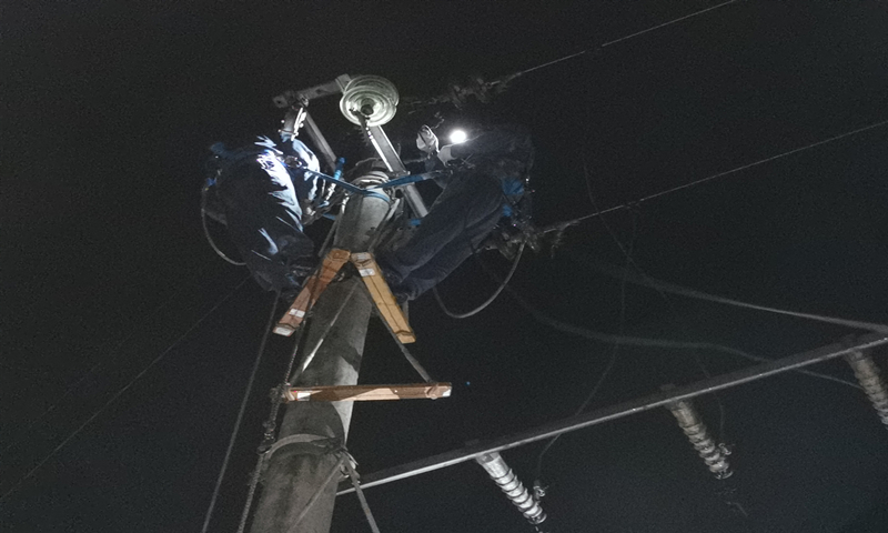 近日，南方電網廣東清遠佛岡供電局石角中心供電所的搶修人員奮戰至凌晨3時，與暴雨打起搶修“游擊戰”。（劉勇桃 攝）