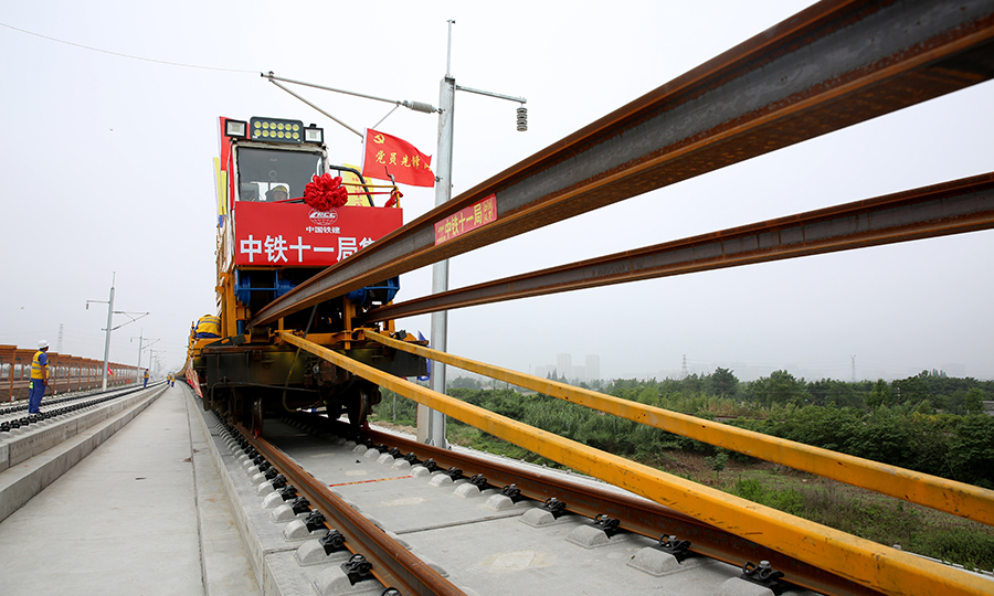 圖為作業人員操作鋪軌機進行500米長軌推送作業。（彭特 攝）