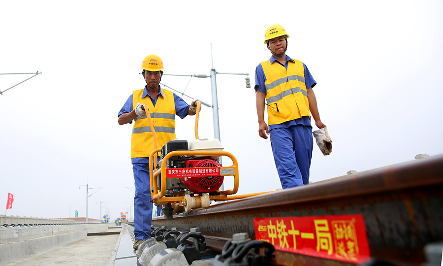 圖為作業人員緊固螺栓工序。（彭特 攝）