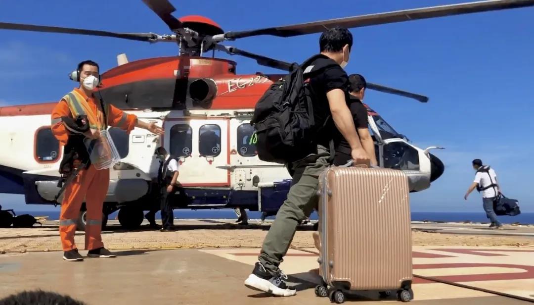 6月14日凌晨，今年首個影響我國的熱帶風暴級臺風“鸚鵡”在廣東陽江登陸。此前，中國海油南海東部油田組織部分海上作業人員安全撤回陸地，海上生產設施安然無恙，各油氣田保持正常生產。中國海油所屬有限公司深圳分公司（簡稱有限深圳）密切關注“鸚鵡”的強度和路徑變化，于6月11日開始組織撤臺，動用直升機112架次，共撤離海上作業人員2055人。流花16-2油田群開發項目暫停現場施工作業，深水工程船“海洋石油287”12日中午起航前往錨地避風。