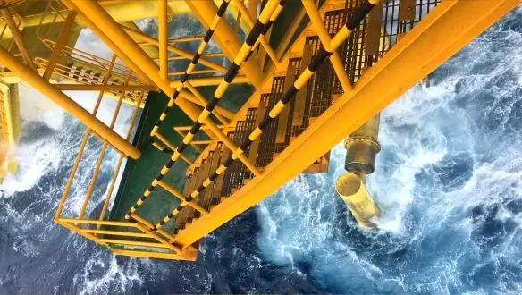 相對于其他油氣田，文昌海域各油氣田受臺風影響較大。14日凌晨3時至4時，臺風距離文昌油氣田最近，最大風力達8級并伴有暴雨、急浪，各油氣田科學防范。承擔著為香港供氣的文昌9-2/9-3/10-3氣田群，12日起就開始拆除外擴甲板搭設的腳踏板，防水密封精密儀器，綁扎固定松散物品。在“鸚鵡”過境期間加強值守，嚴密監控，防止生產異常。暴風雨下氣田儀表探頭故障增多，工作人員及時維修排除故障。