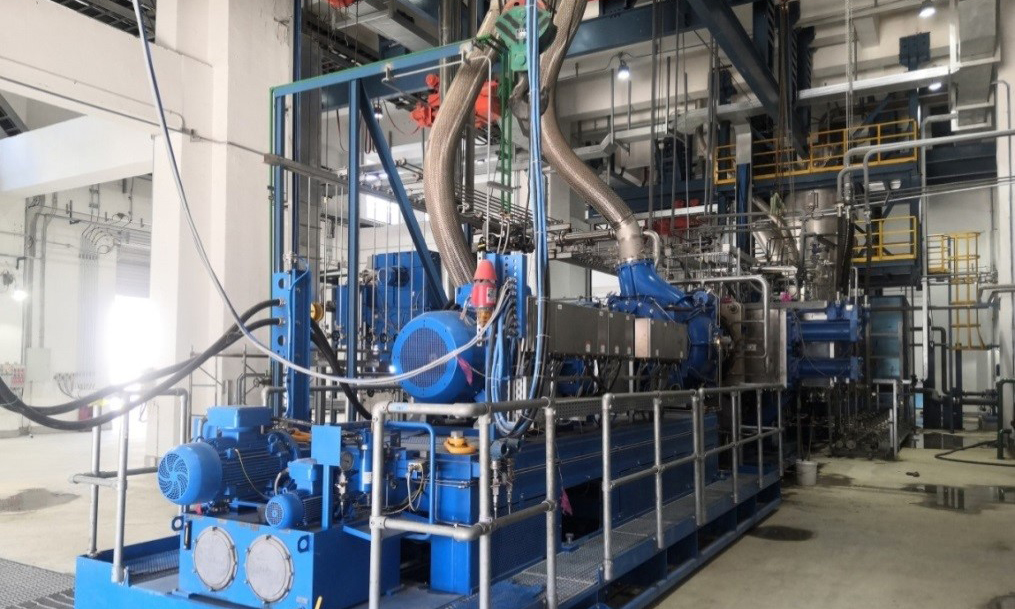 6月15日上午，中國化學工程十三化建承建的遼寧寶來項目LLDPE裝置工程擠壓造粒機裝置實物料試車成功，產出合格聚乙烯粒料。遼寧寶來化工輕烴綜合利用項目，將有效改善遼寧省“油重化輕”產業結構現狀，帶動乙烯下游全產業鏈發展，有效拉升遼寧全省化學工業產品的經濟比重。